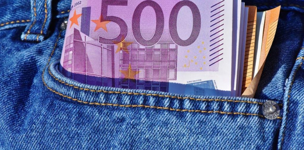Vairākas eiro banknotes džinsu kabatā