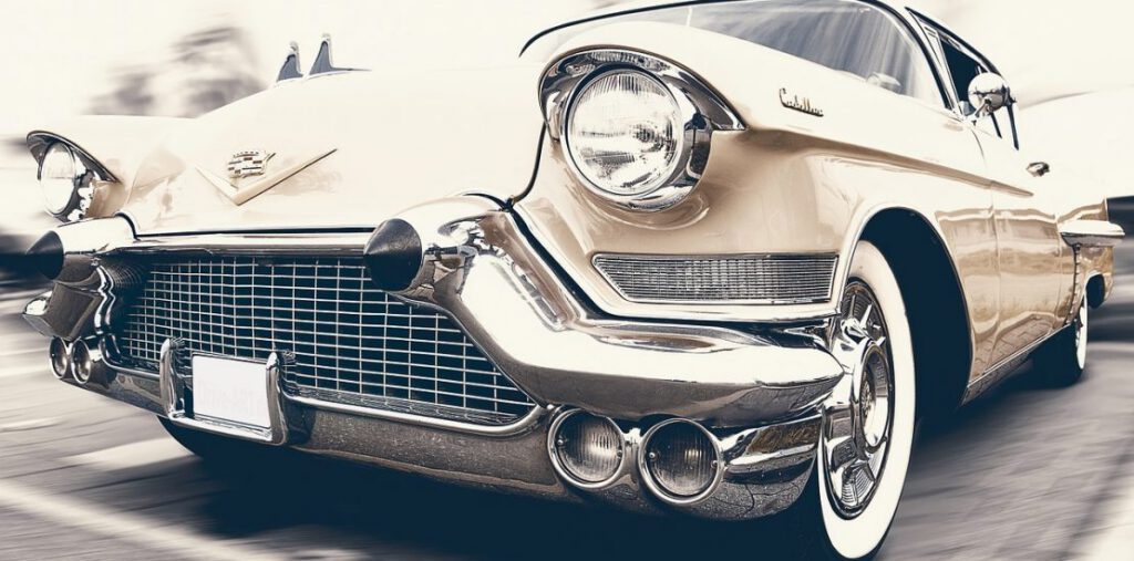Vecmodīgs auto zelta krāsā kustībā