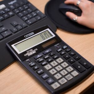 kalkulators-uz-galda