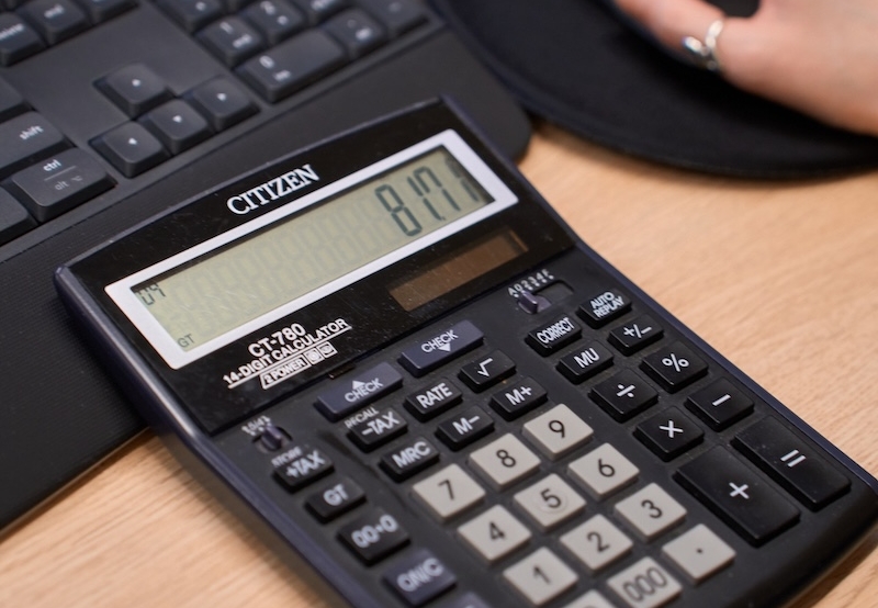 kalkulators-uz-galda