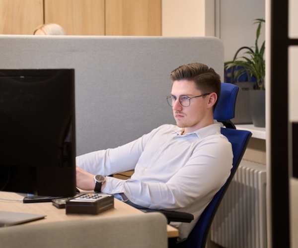 puisis-baltaja-krekla-pie-datora