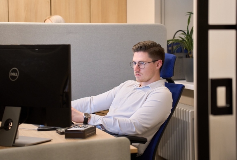 puisis-baltaja-krekla-pie-datora