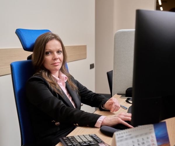 sieviete-pie-datora-1