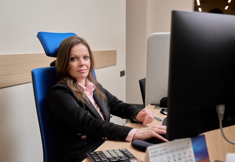 sieviete-pie-datora-1