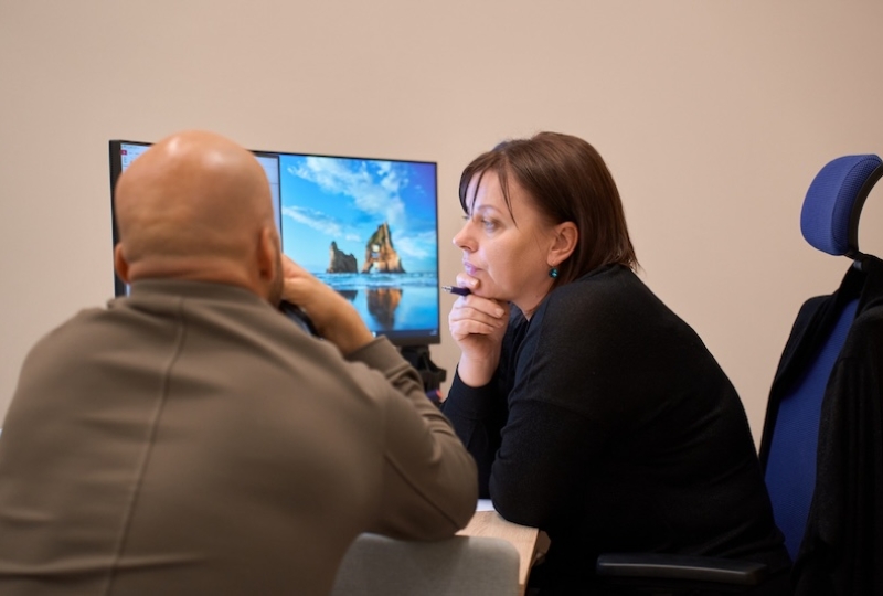 sieviete-virietis-pie-datora