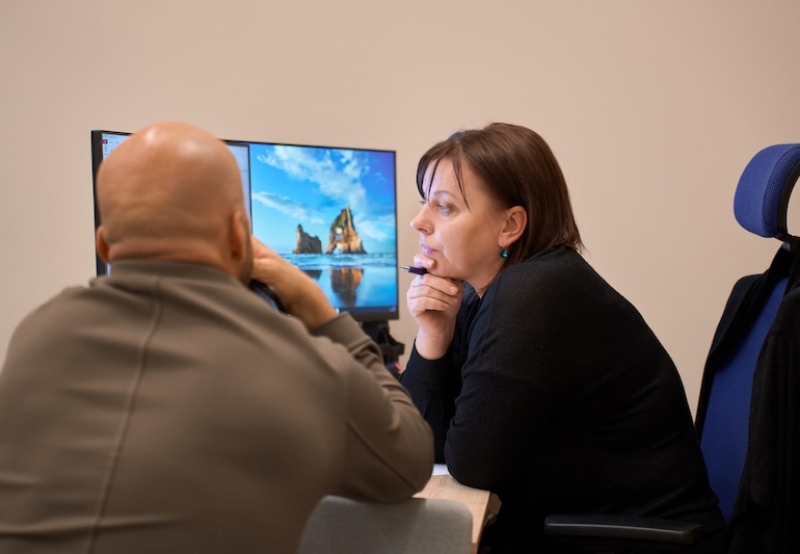 sieviete-virietis-pie-datora