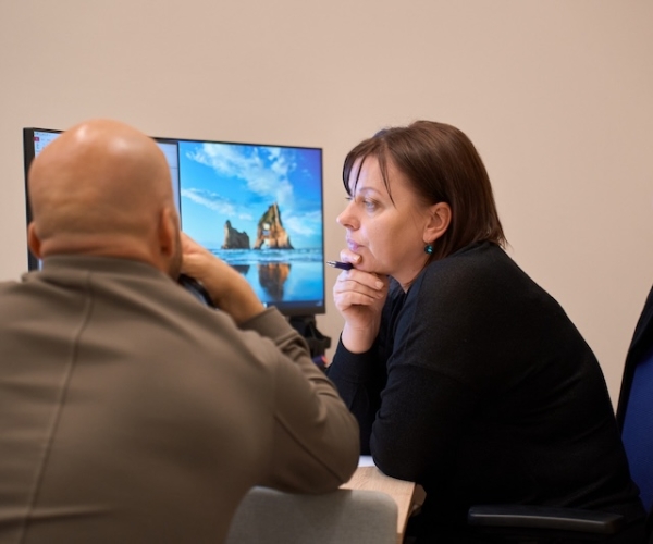 sieviete-virietis-pie-datora